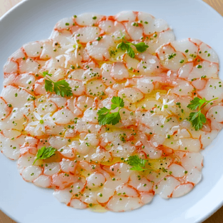 Carpaccio de Gamba Roja con Aceite de Limón y Cebollino Fresco