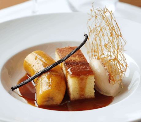 Plátano Caramelizado con Bizcocho de Coco Floral su Helado y Salsa al Ron