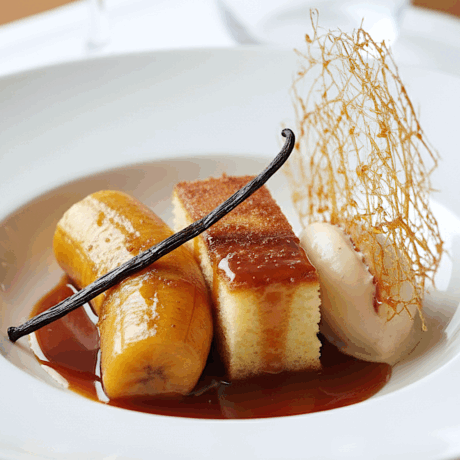 Plátano Caramelizado con Bizcocho de Coco Floral su Helado y Salsa al Ron