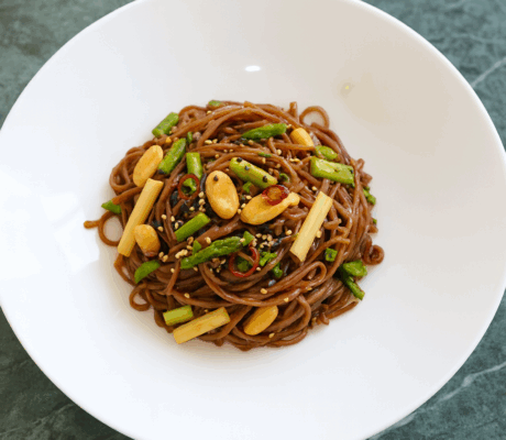 Fideos Soba Salteados con Trigueros, Cacahuetes y Salsa Sukiyaki Picante