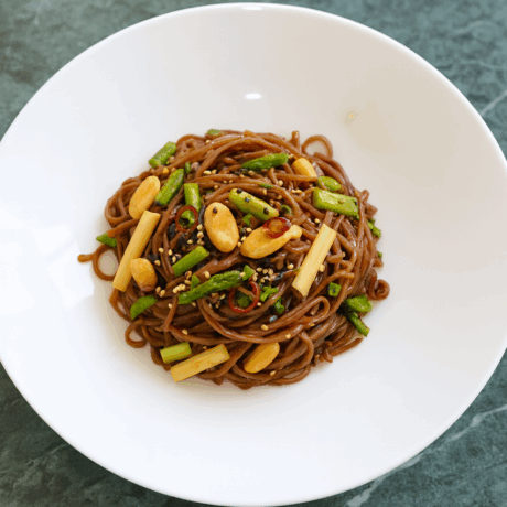 Fideos Soba Salteados con Trigueros, Cacahuetes y Salsa Sukiyaki Picante