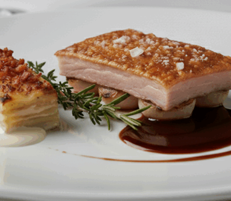 Cochinillo Crujiente con Chalotas Caramelizadas y Pastel de Patata