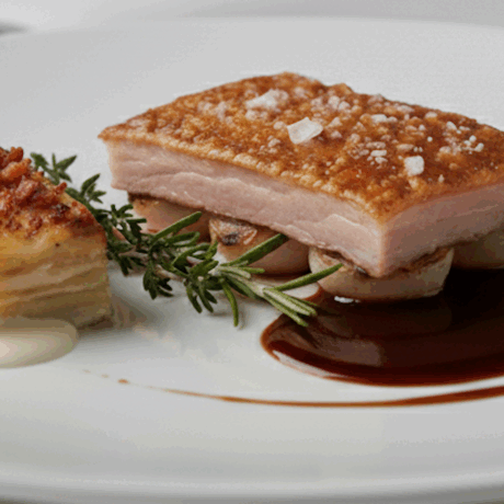 Cochinillo Crujiente con Chalotas Caramelizadas y Pastel de Patata