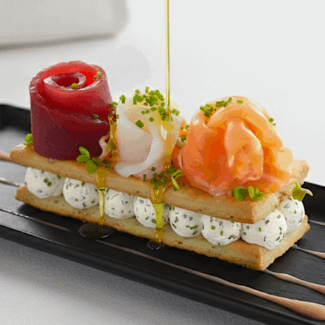 Tosta de Ahumados con Queso Crema a las Finas Hierbas y Manzana