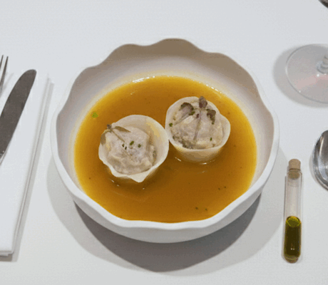 Dumplings de Ropa Vieja Sobre Caldo de Cocido