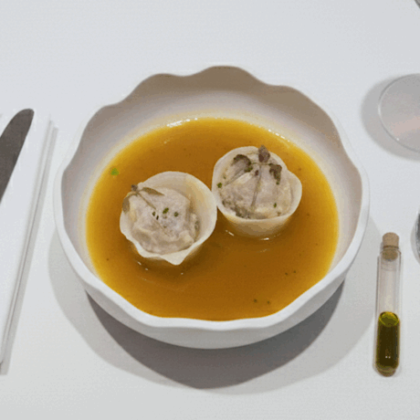 Dumplings de Ropa Vieja Sobre Caldo de Cocido