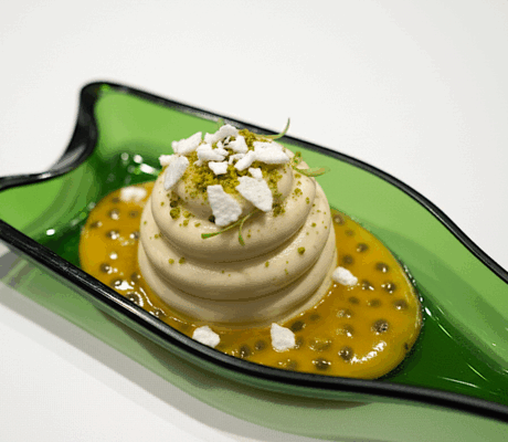 Chocolate Blanco, Pistacho y Sopa de Maracuyá al Cava