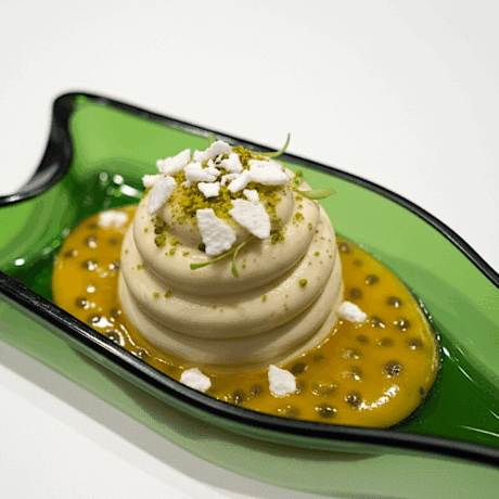 Chocolate Blanco, Pistacho y Sopa de Maracuyá al Cava