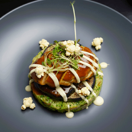 Pollo Lacado en Salsa, Patatas y Berenjenas con Pistacho y Maíz