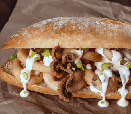Bocadillo de Calamares con Mayonesa de Manzana y Piparras