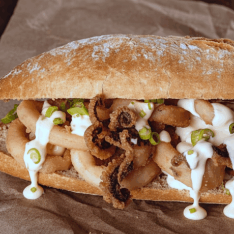 Bocadillo de Calamares con Mayonesa de Manzana y Piparras