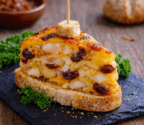 Tortilla de Patata con Cebolla y Puerro Confitado, Pasas y Bacalao ahumado