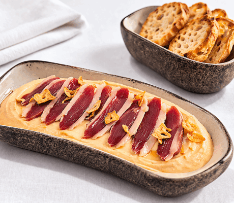 Hummus Cremoso de Alubias con Jamón de Pato y Chips de Ajo