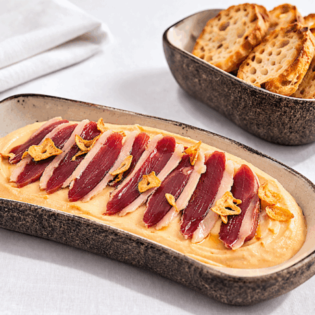 Hummus Cremoso de Alubias con Jamón de Pato y Chips de Ajo