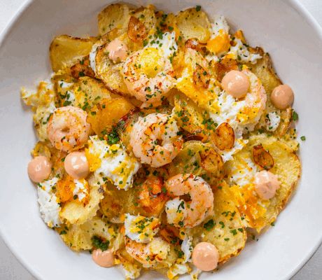 Huevos Rotos con Patatas Chips y Gambas al Ajillo con su Salsa Rosa