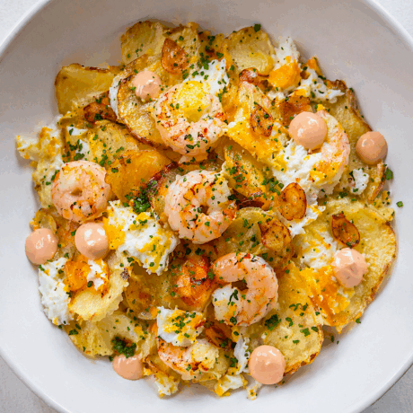 Huevos Rotos con Patatas Chips y Gambas al Ajillo con su Salsa Rosa