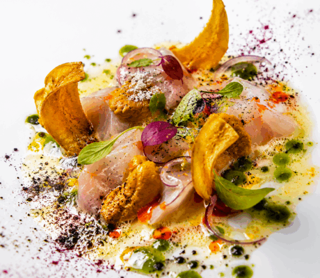 Ceviche de Hamachi Curado con Erizos, Leche de Tigre Pasión y Mojo Verde