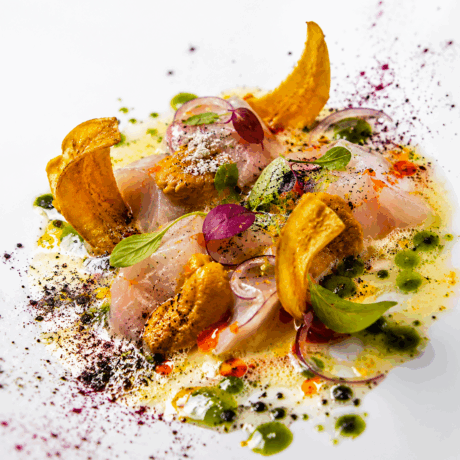 Ceviche de Hamachi Curado con Erizos, Leche de Tigre Pasión y Mojo Verde