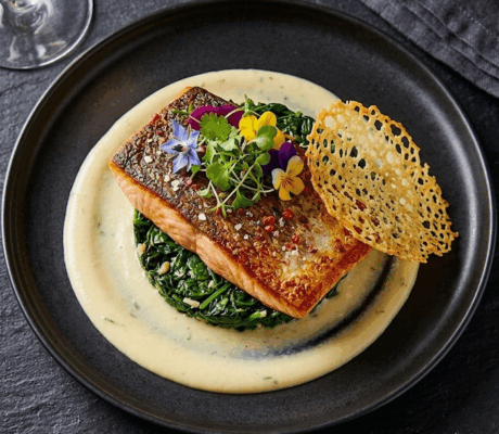 Salmón sobre Espinacas y Crema suave de Coliflor y Almendra
