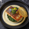 Salmón sobre Espinacas y Crema suave de Coliflor y Almendra