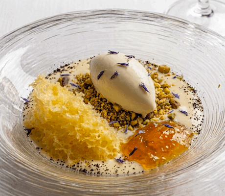 Sopa de Chocolate Blanco con Helado, Bizcocho y Crumble
