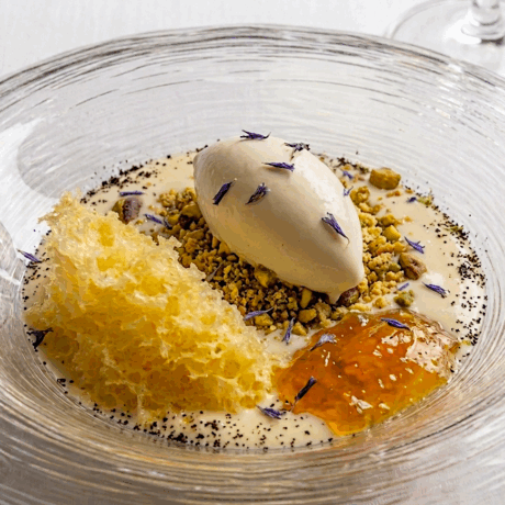 Sopa de Chocolate Blanco con Helado, Bizcocho y Crumble
