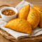 Empanadas Crujientes Rellenas de Carne con Salsa Criolla
