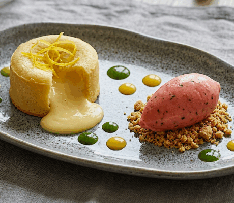 Coulant de Chocolate Blanco y Limón con Helado de Fresa y Albahaca