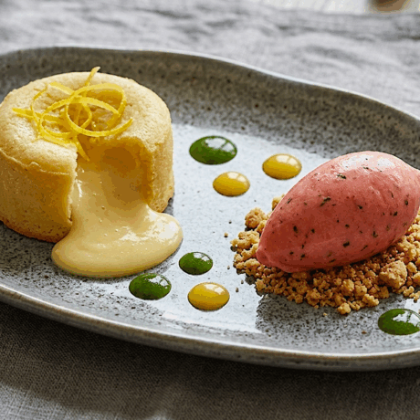 Coulant de Chocolate Blanco y Limón con Helado de Fresa y Albahaca