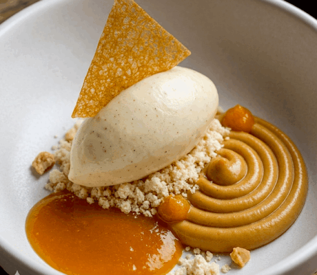 Praliné Salado de Frutos Secos con Caramelo al Ron, Crema Helada y Frutas de Verano