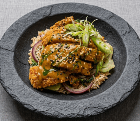 Pollo Crujiente con Curry Cremoso y Salteado de Arroz Jazmín