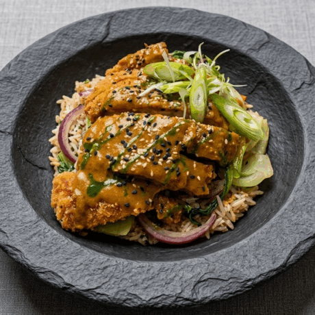 Pollo Crujiente con Curry Cremoso y Salteado de Arroz Jazmín