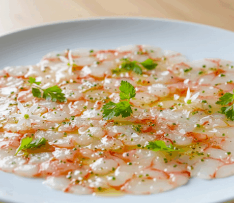 Carpaccio de Gamba Roja con Aceite de Limón y Cebollino Fresco