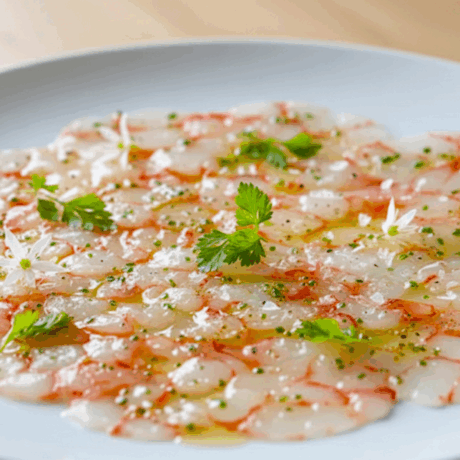 Carpaccio de Gamba Roja con Aceite de Limón y Cebollino Fresco