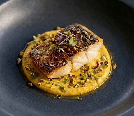 Pescado con Miel y Soja sobre Crema de Maíz Ahumado y Pistachos