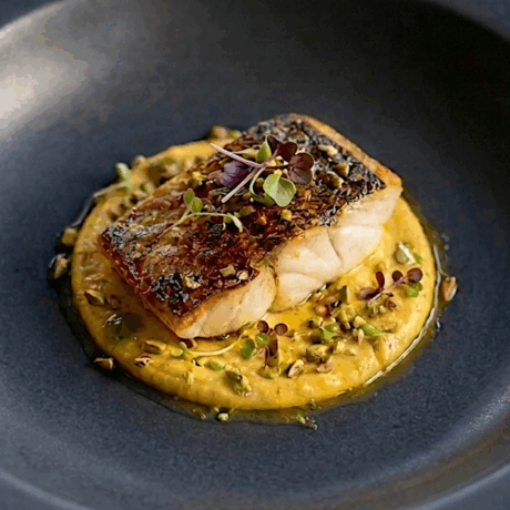 Pescado con Miel y Soja sobre Crema de Maíz Ahumado y Pistachos