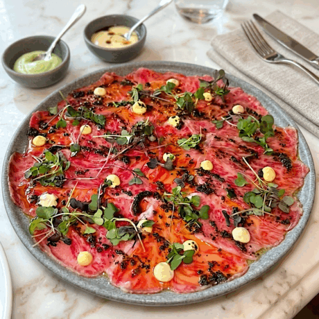 Carpaccio de Wagyu con Vinagreta de Trufa y Mayonesas de Wasabi y Soja