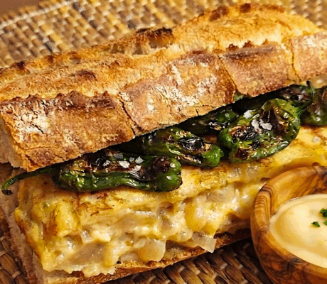 Montado de Tortilla de Patata con Pimientos de Padrón