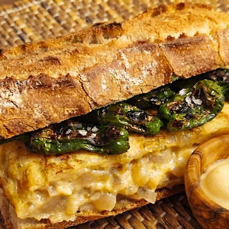 Montado de Tortilla de Patata con Pimientos de Padrón