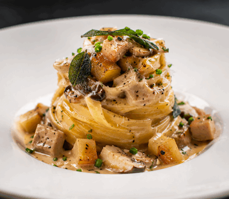 Tagliatelle a la Crema con Foie, Boletus y Pera Caramelizada a la Salvia