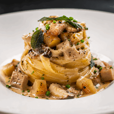 Tagliatelle a la Crema con Foie, Boletus y Pera Caramelizada a la Salvia