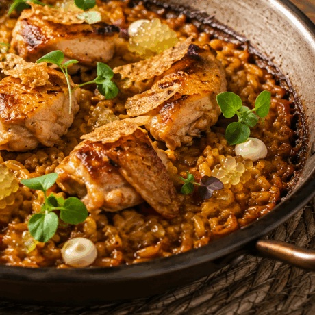 Arroz con Pollo de Corral en Salmorreta, Piel Crujiente y Caviar de Limón