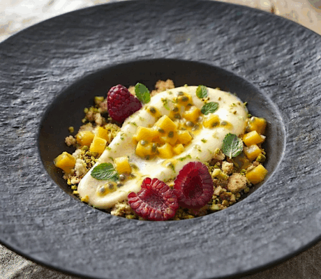 Tropical Cremoso de Maracuyá con Mango, Lima y Crumble de Pistacho
