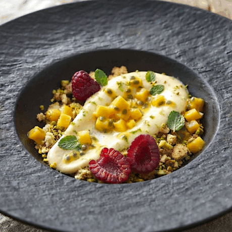 Tropical Cremoso de Maracuyá con Mango, Lima y Crumble de Pistacho