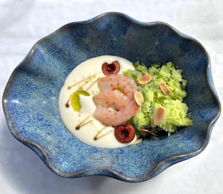 Ajoblanco de Coco con Gamba Blanca Aliñada y Granizado de Piña a la Albahaca