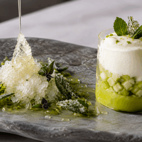 Manzana y Aguacate con Chartreuse y Eucalipto